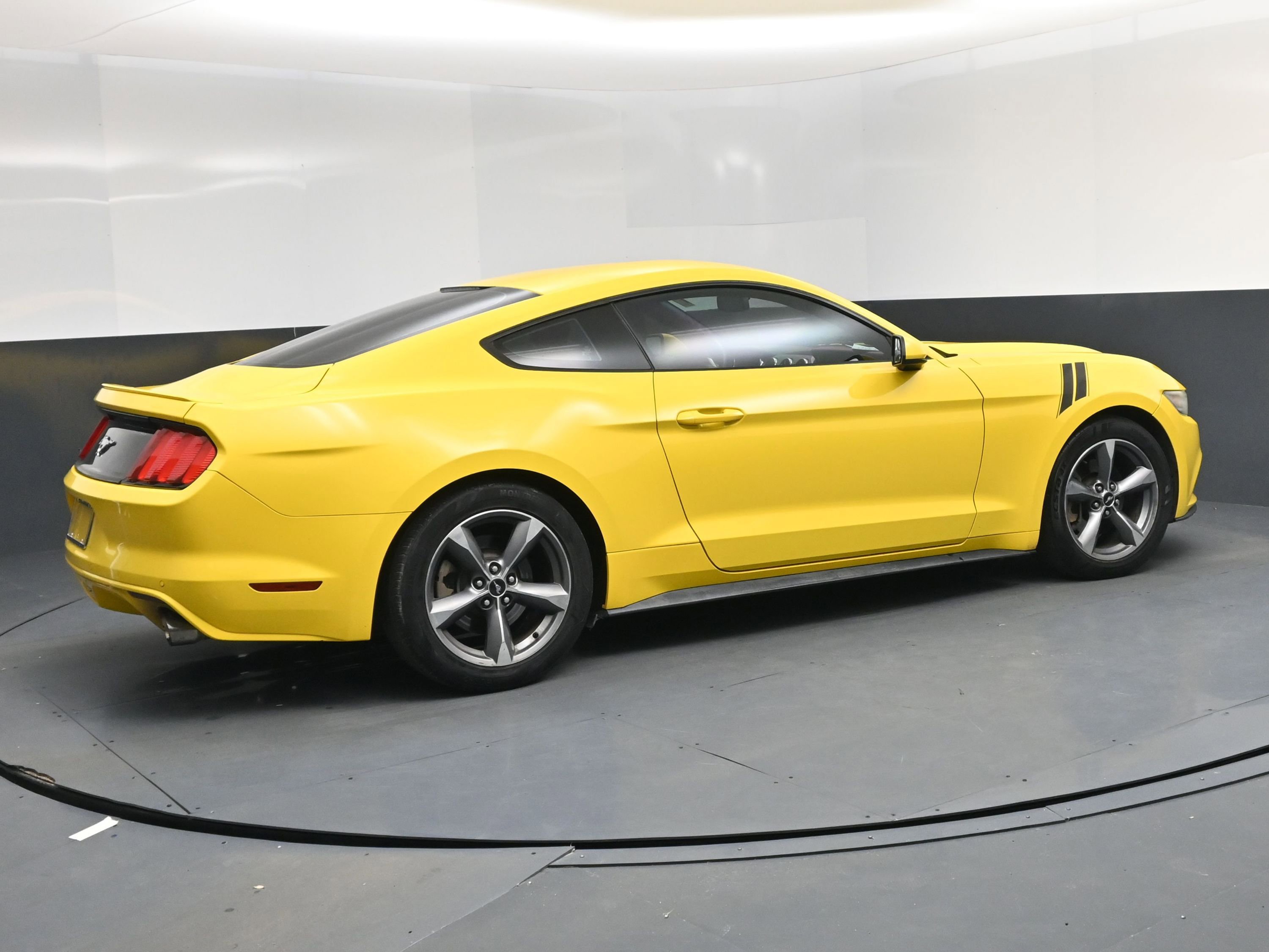 Used 2016 Ford Mustang EcoBoost image 4