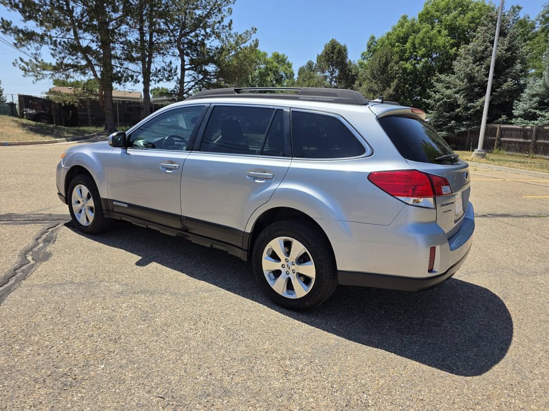 Used 2012 Subaru Outback 3.6R Limited w/ Moonroof Pkg AWD/4WD image 3