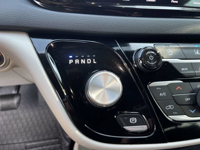 Used 2022 Chrysler Pacifica Touring-L FWD image 16