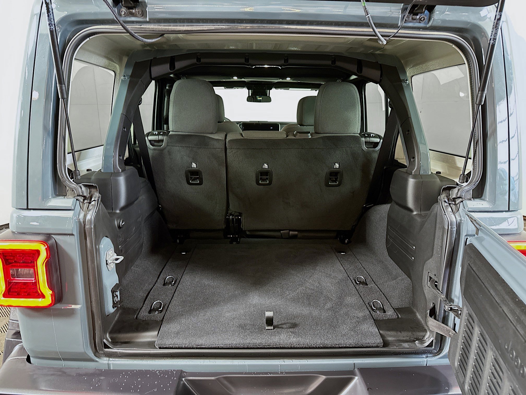 Used 2025 Jeep Wrangler Unlimited Rubicon w/ Convenience Group image 23