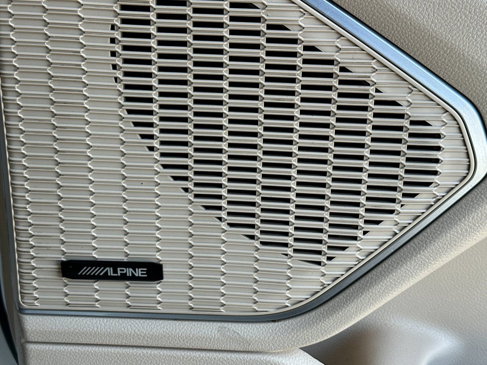 Used 2022 Jeep Grand Cherokee Limited image 23