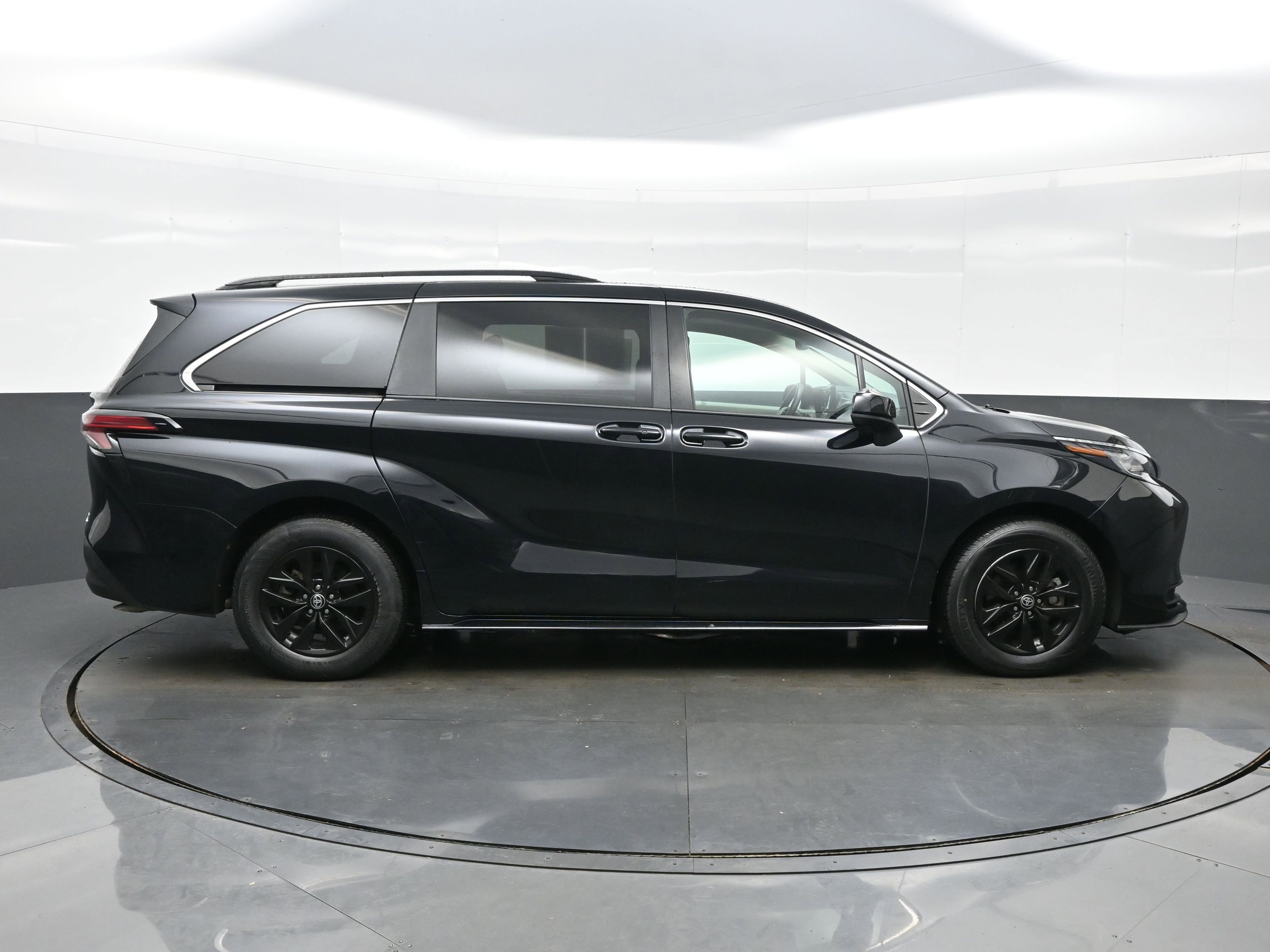 Used 2022 Toyota Sienna LE w/ LE Plus Package AWD/4WD image 7