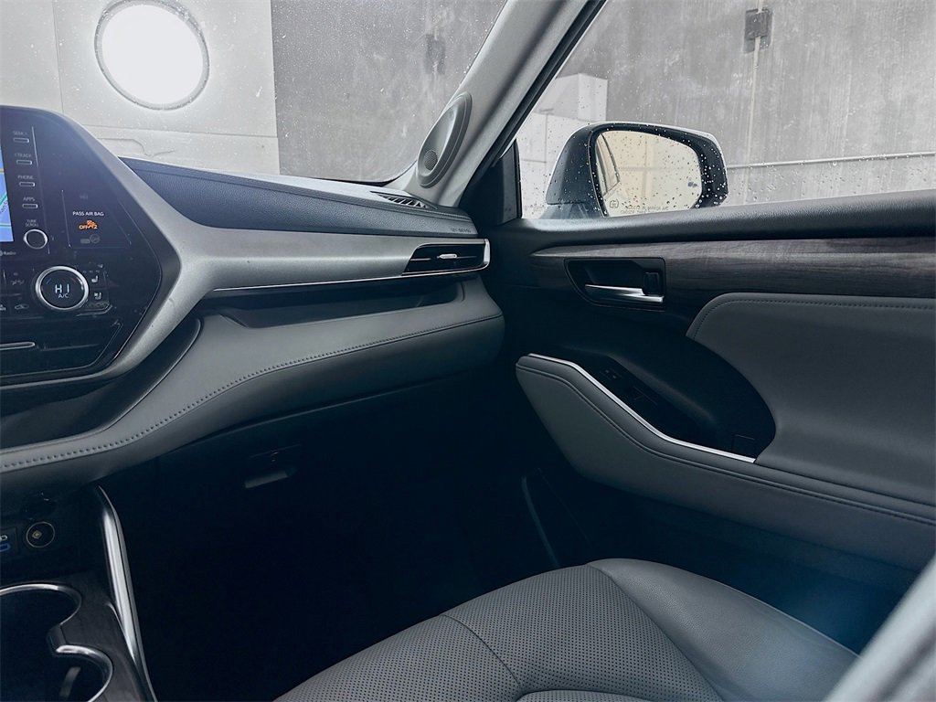 Used 2022 Toyota Highlander Limited image 25