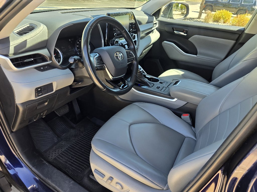 Used 2021 Toyota Highlander XLE AWD/4WD image 26