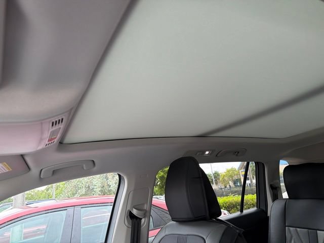 Used 2021 Volkswagen Tiguan SE w/ Panoramic Sunroof Package FWD image 11