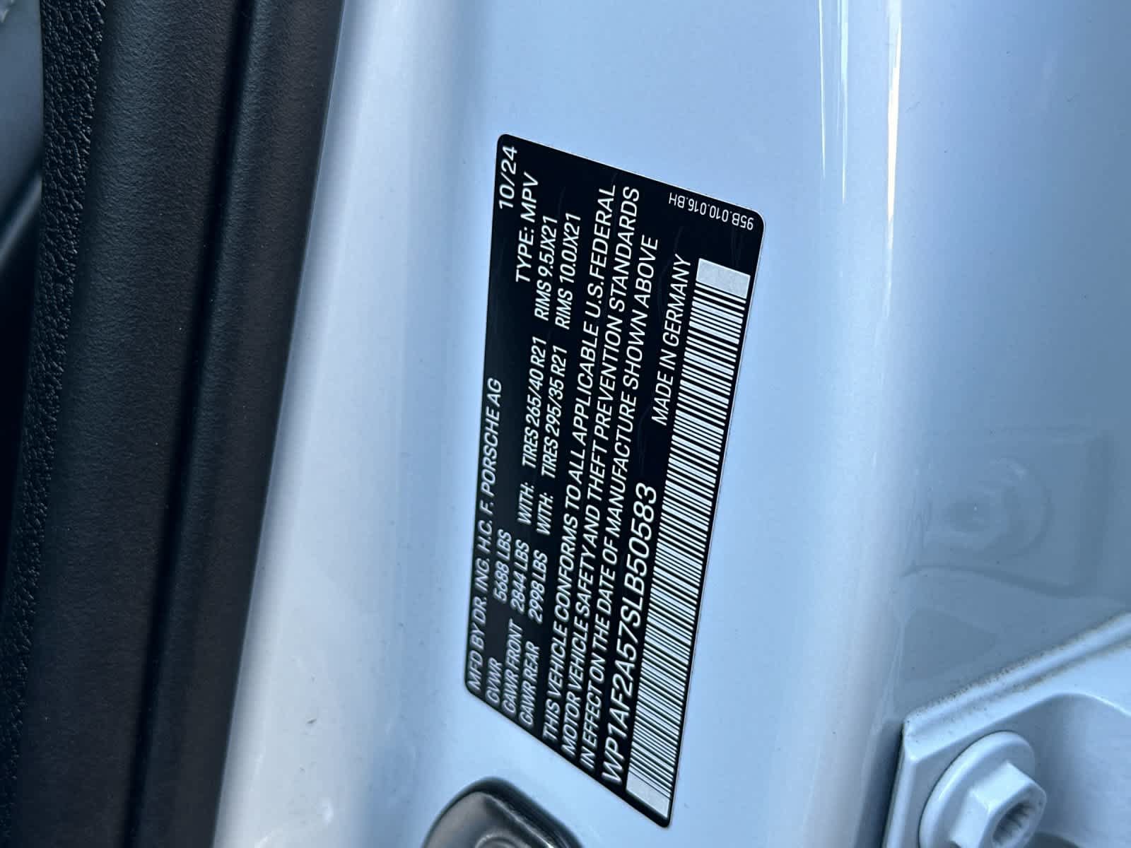 Certified 2025 Porsche Macan GTS AWD/4WD image 33