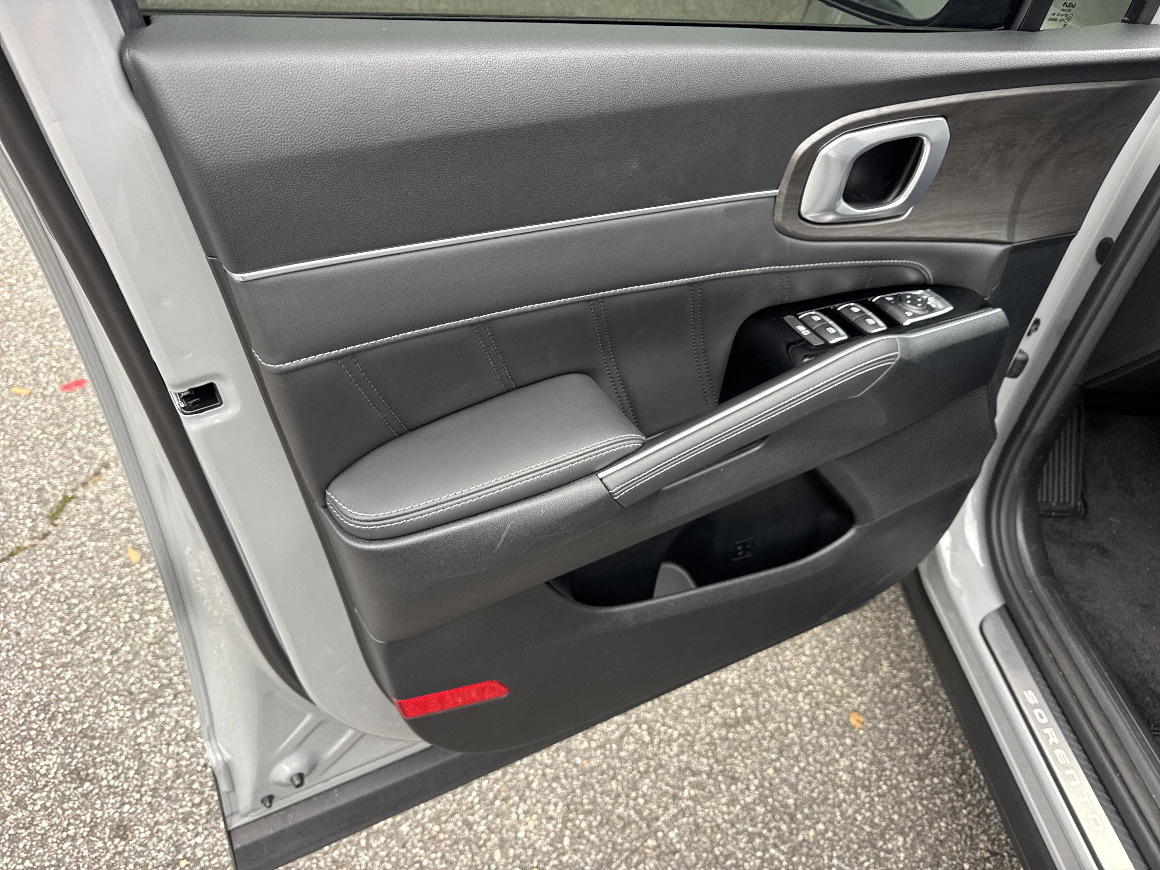 Certified 2025 Kia Sorento SX image 10