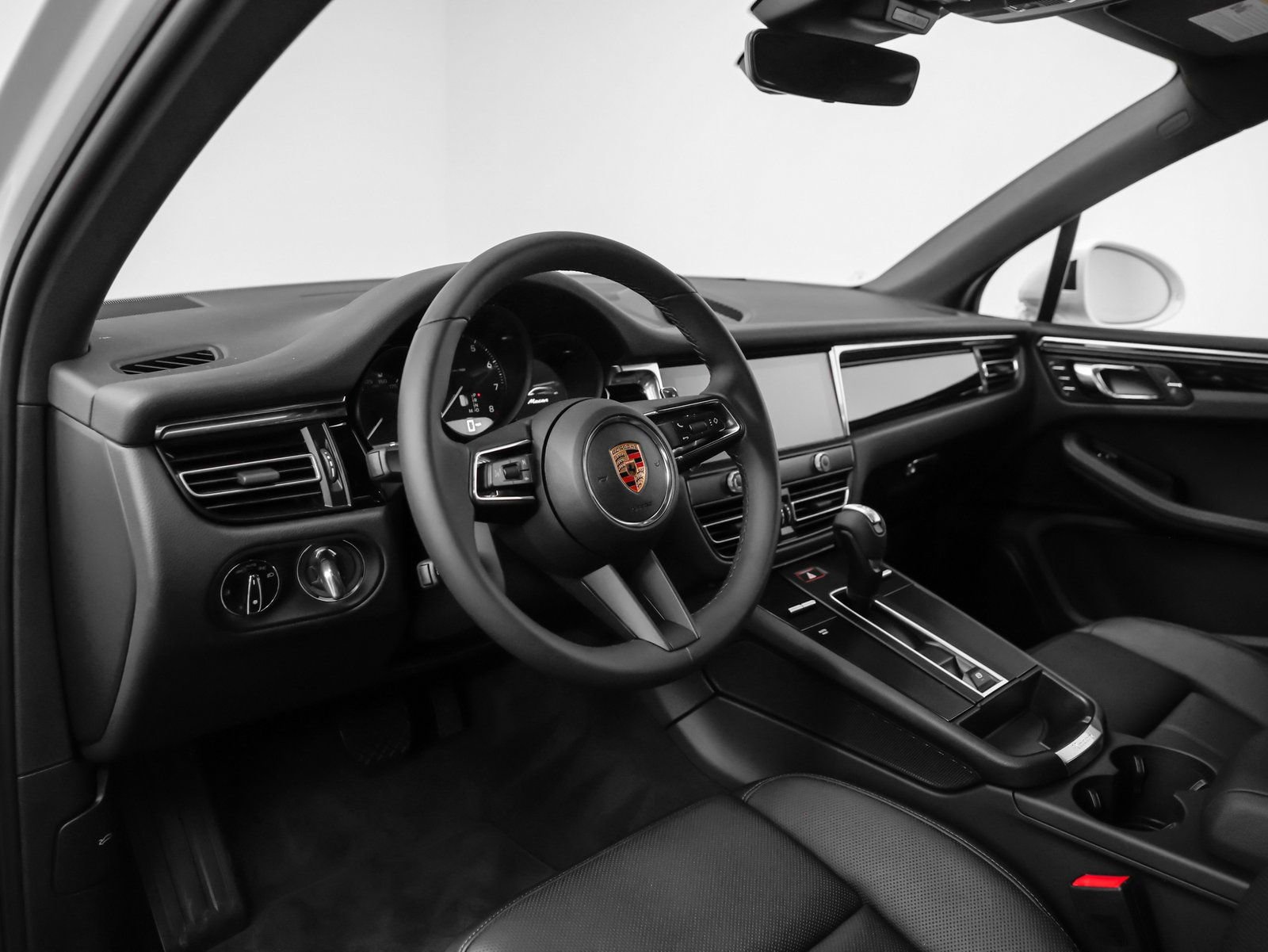 Certified 2025 Porsche Macan AWD/4WD image 4