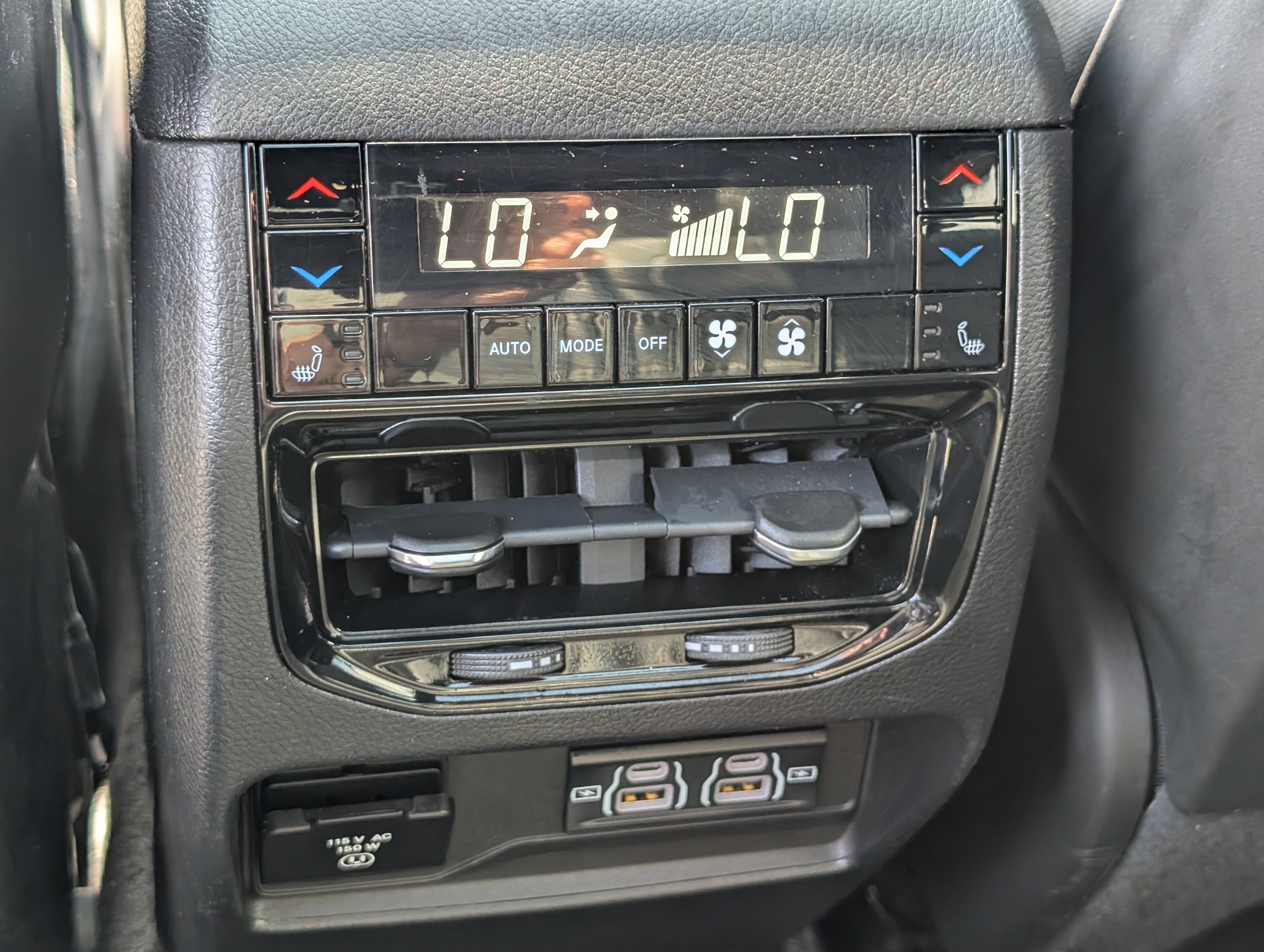 Used 2022 Jeep Grand Cherokee Overland w/ Luxury Tech Group IV AWD/4WD image 16