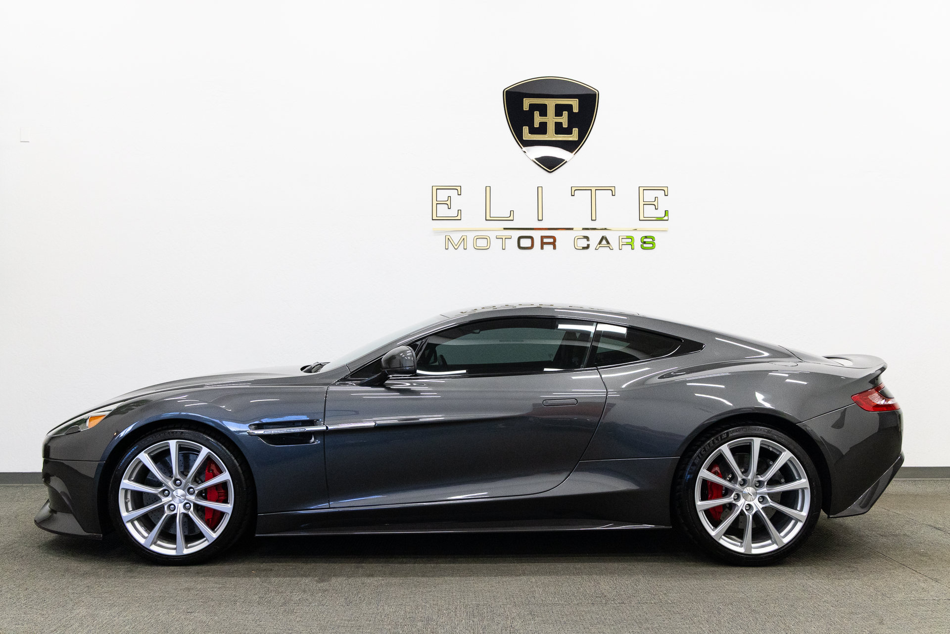 Used 2015 Aston Martin Vanquish Coupe RWD image 2