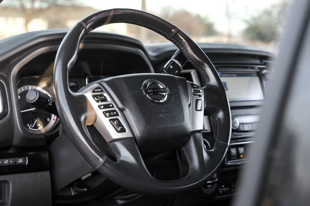 Used 2018 Nissan Titan SV w/ SV Convenience Package image 12