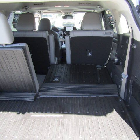 Used 2025 Toyota Highlander XLE AWD/4WD image 10