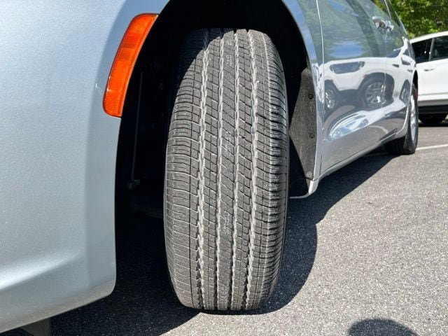 Used 2023 Chrysler Pacifica Touring-L FWD image 14