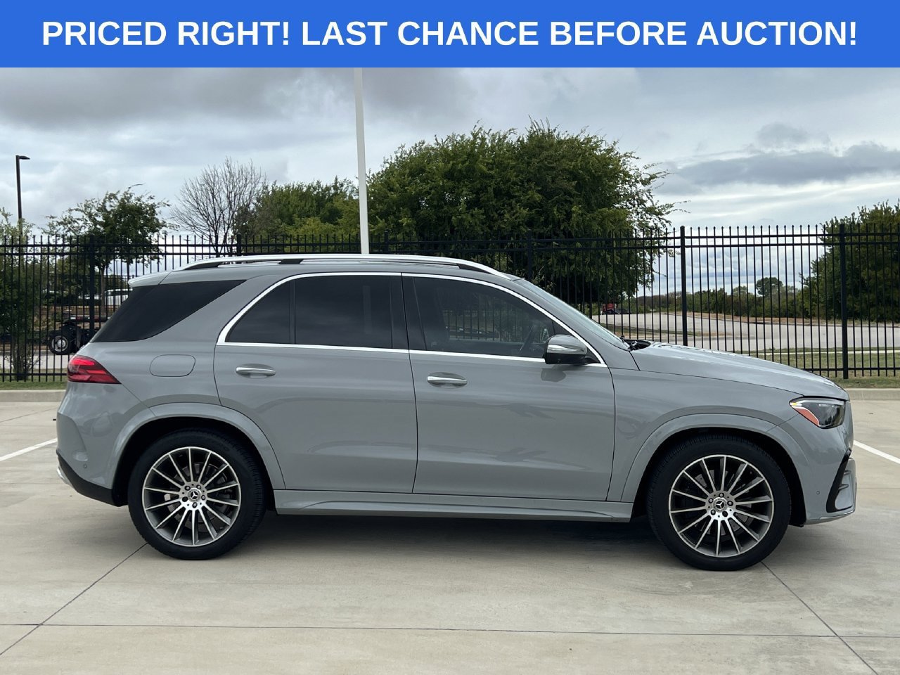Used 2025 Mercedes-Benz GLE 450 4MATIC w/ AMG Line Exterior image 3