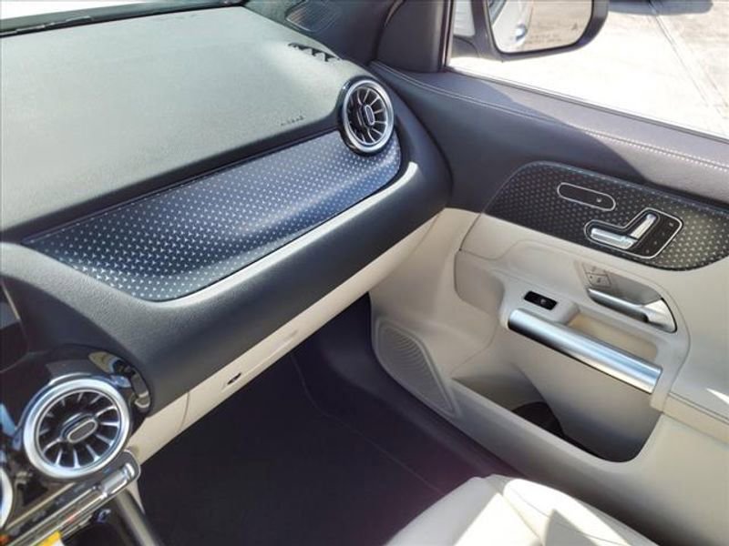 Certified 2025 Mercedes-Benz GLA 250 4MATIC image 25