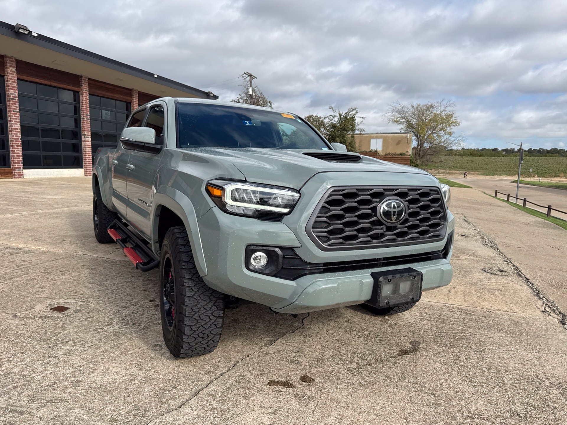 Used 2022 Toyota Tacoma TRD Sport w/ Technology Package AWD/4WD image 3