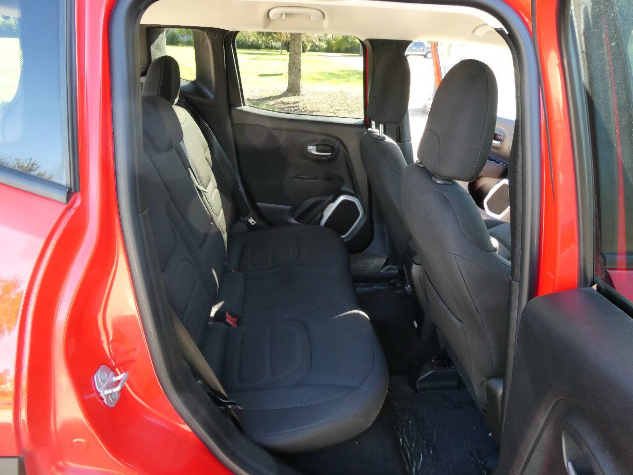 Used 2019 Jeep Renegade Latitude w/ Cold Weather Group FWD image 25