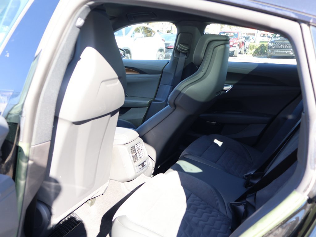 Used 2023 Audi e-tron GT Premium Plus image 34