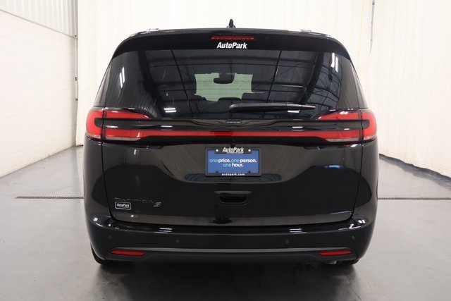 New 2026 Chrysler Pacifica Select image 7