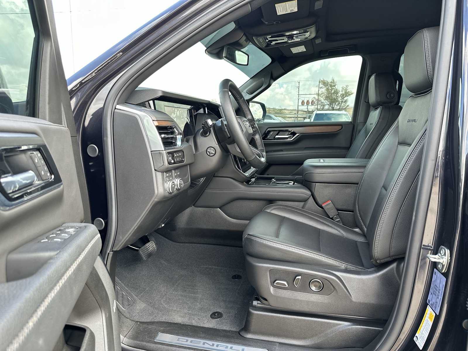 Used 2026 GMC Yukon Denali w/ Sun & Power Step Package AWD/4WD image 10