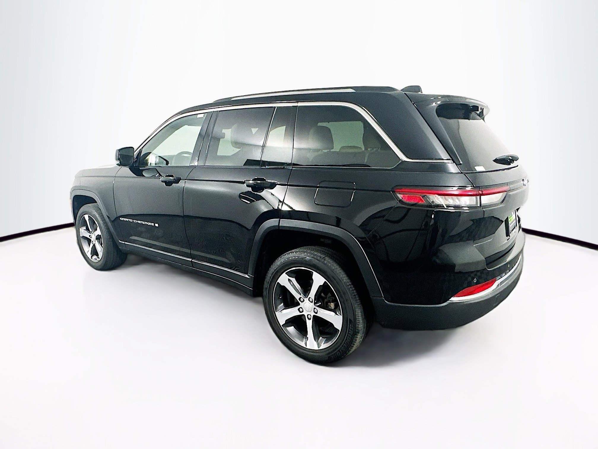 Used 2023 Jeep Grand Cherokee Limited w/ Luxury Tech Group II image 5