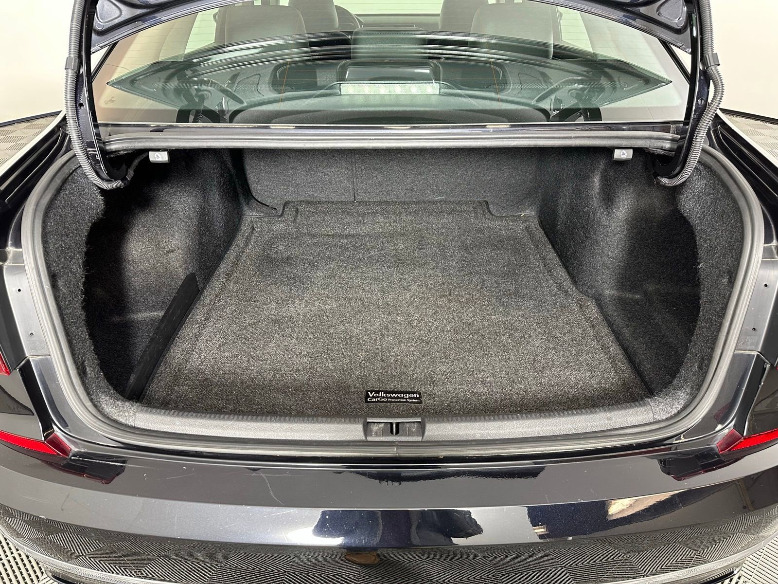 Used 2018 Volkswagen Passat 2.0T R-Line w/ R-Line Lighting Package image 26