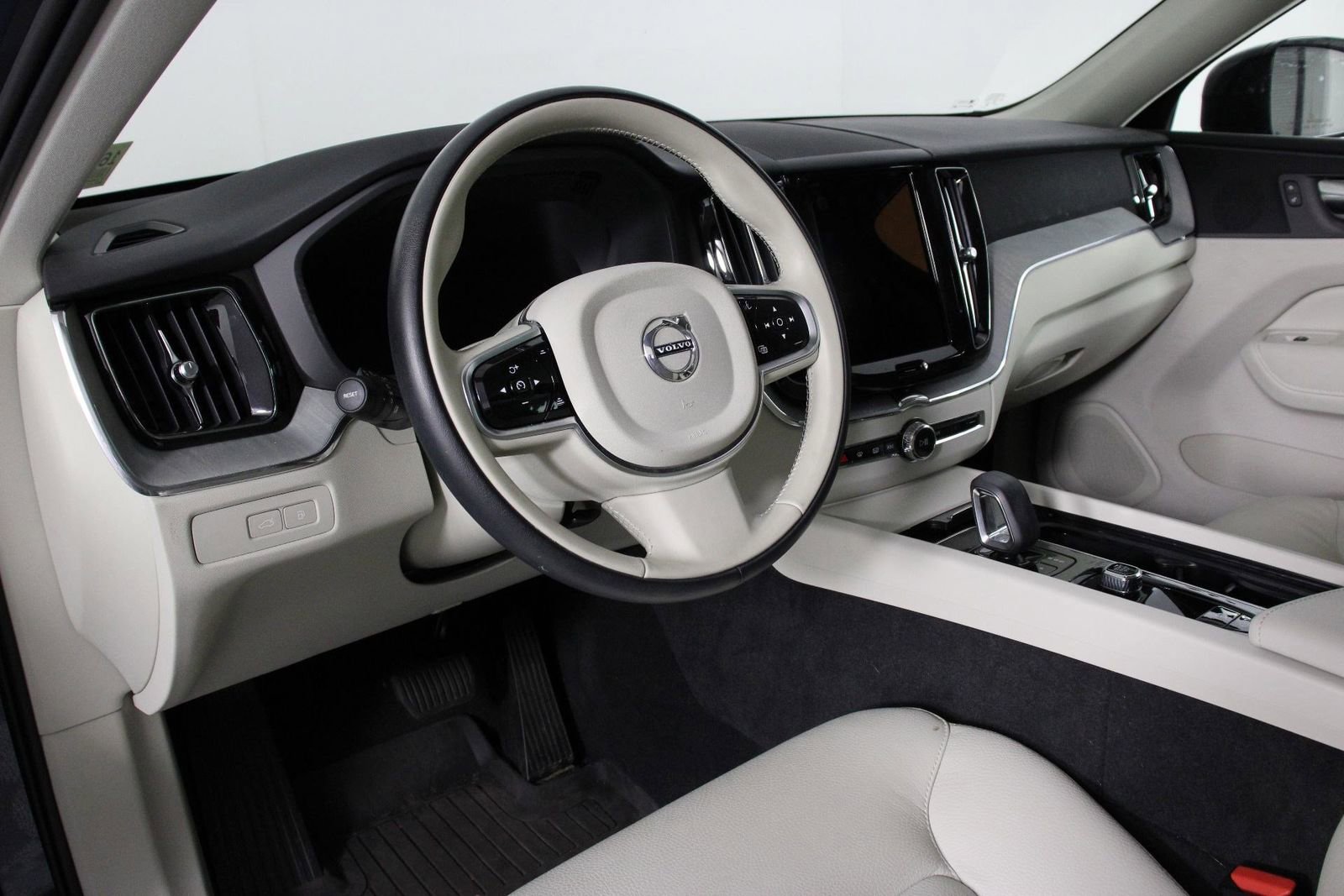 Certified 2025 Volvo XC60 T8 Plus w/ Protection Package Premier image 14