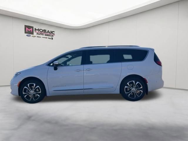 Used 2025 Chrysler Pacifica Pinnacle w/ Trailer Tow Group AWD/4WD image 5