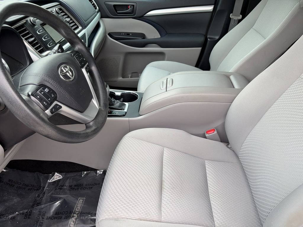 Used 2019 Toyota Highlander LE FWD image 9