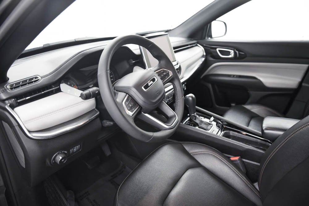 Used 2024 Jeep Compass Limited image 17