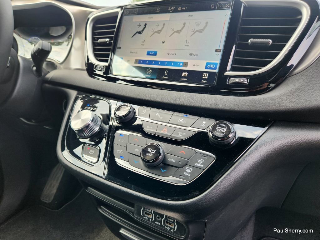 New 2025 Chrysler Voyager LX image 46