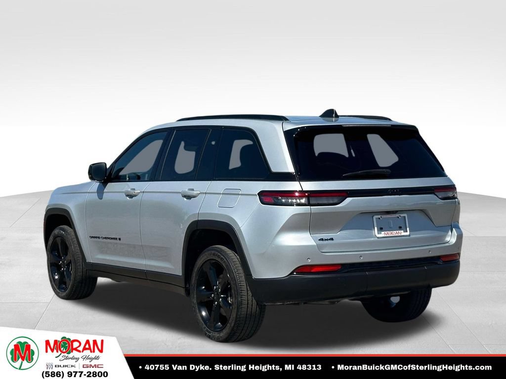 Used 2023 Jeep Grand Cherokee Altitude AWD/4WD image 3