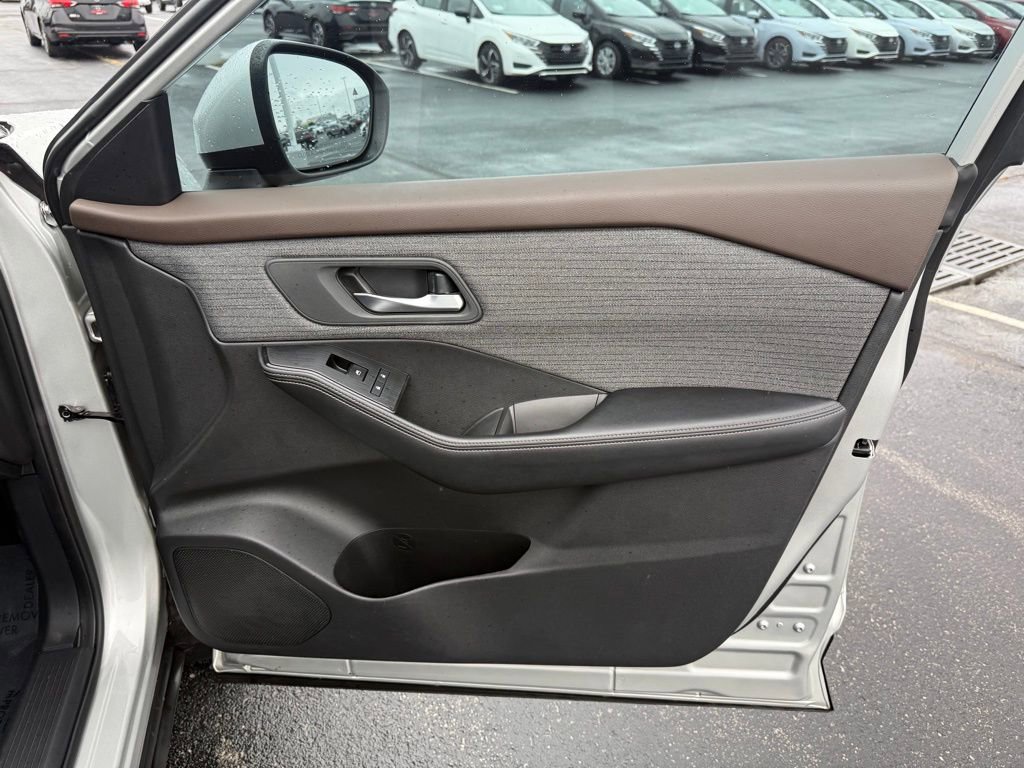 Used 2021 Nissan Rogue SV image 18