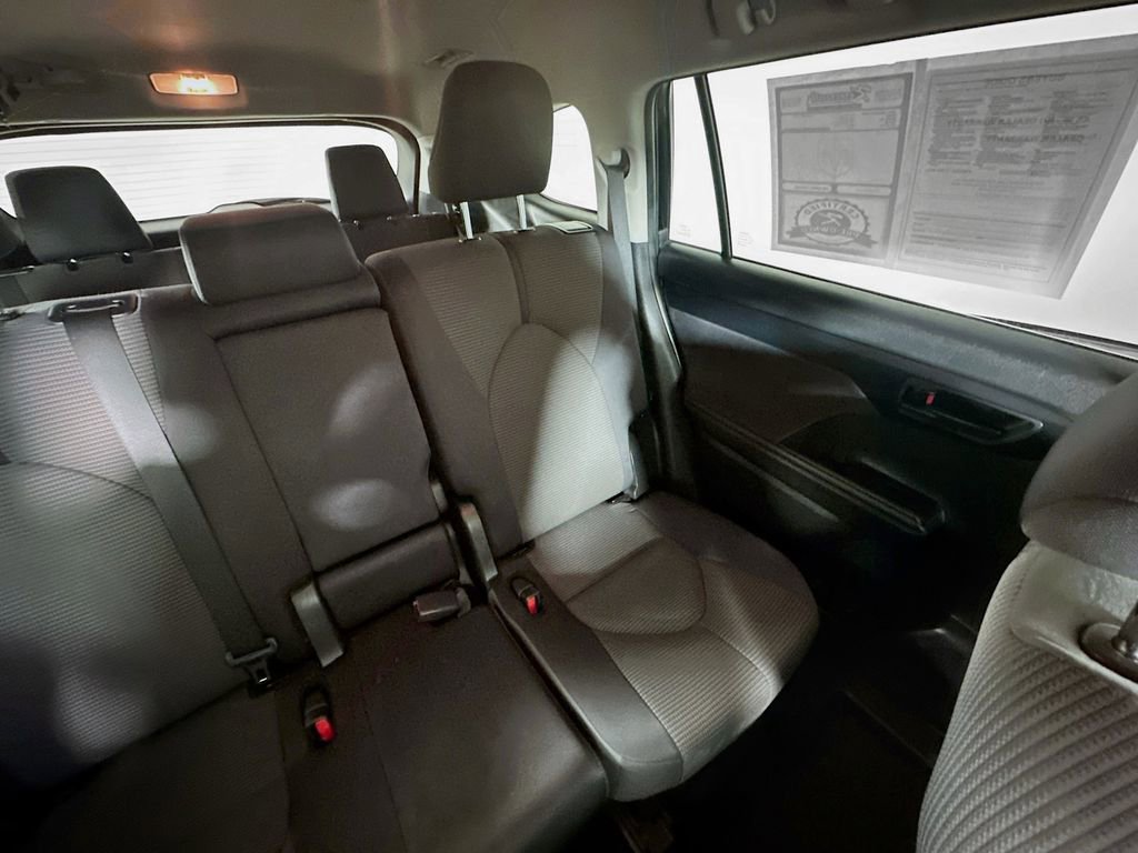 Used 2024 Toyota Highlander LE image 14