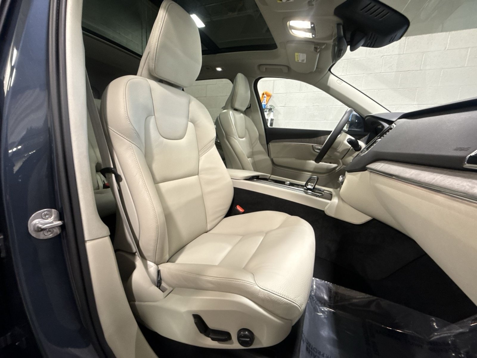 Used 2024 Volvo XC90 B5 Plus AWD/4WD image 28