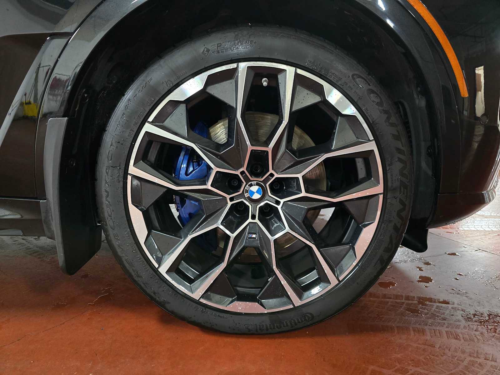 Used 2023 BMW X7 M60i w/ Climate Comfort Package image 9