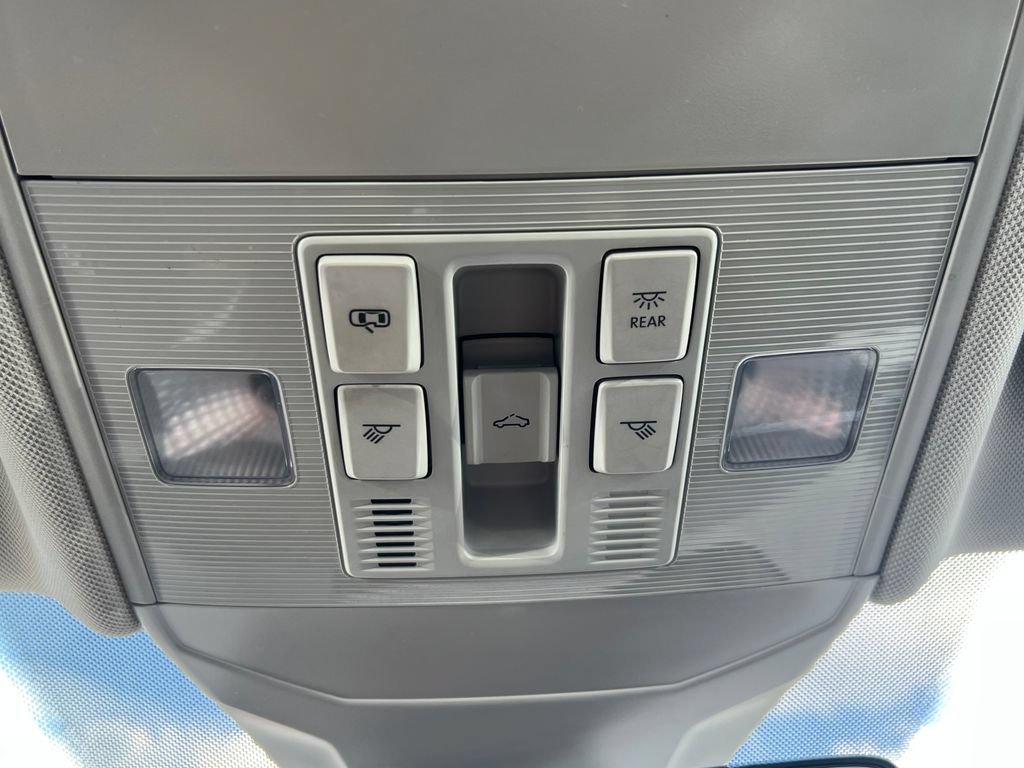Used 2025 Volkswagen Jetta SE FWD image 28