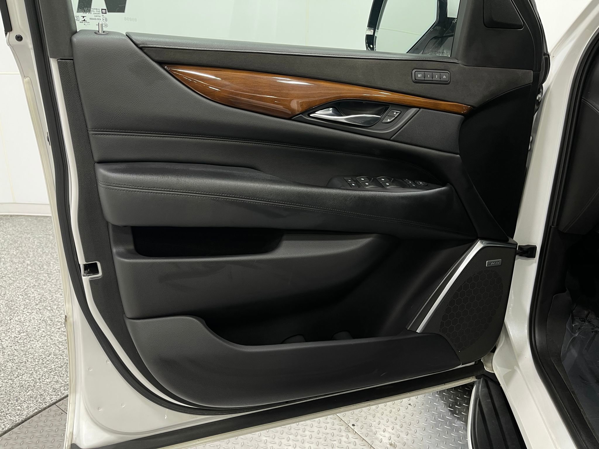 Used 2018 Cadillac Escalade Luxury w/ LPO, Radiant Package image 21