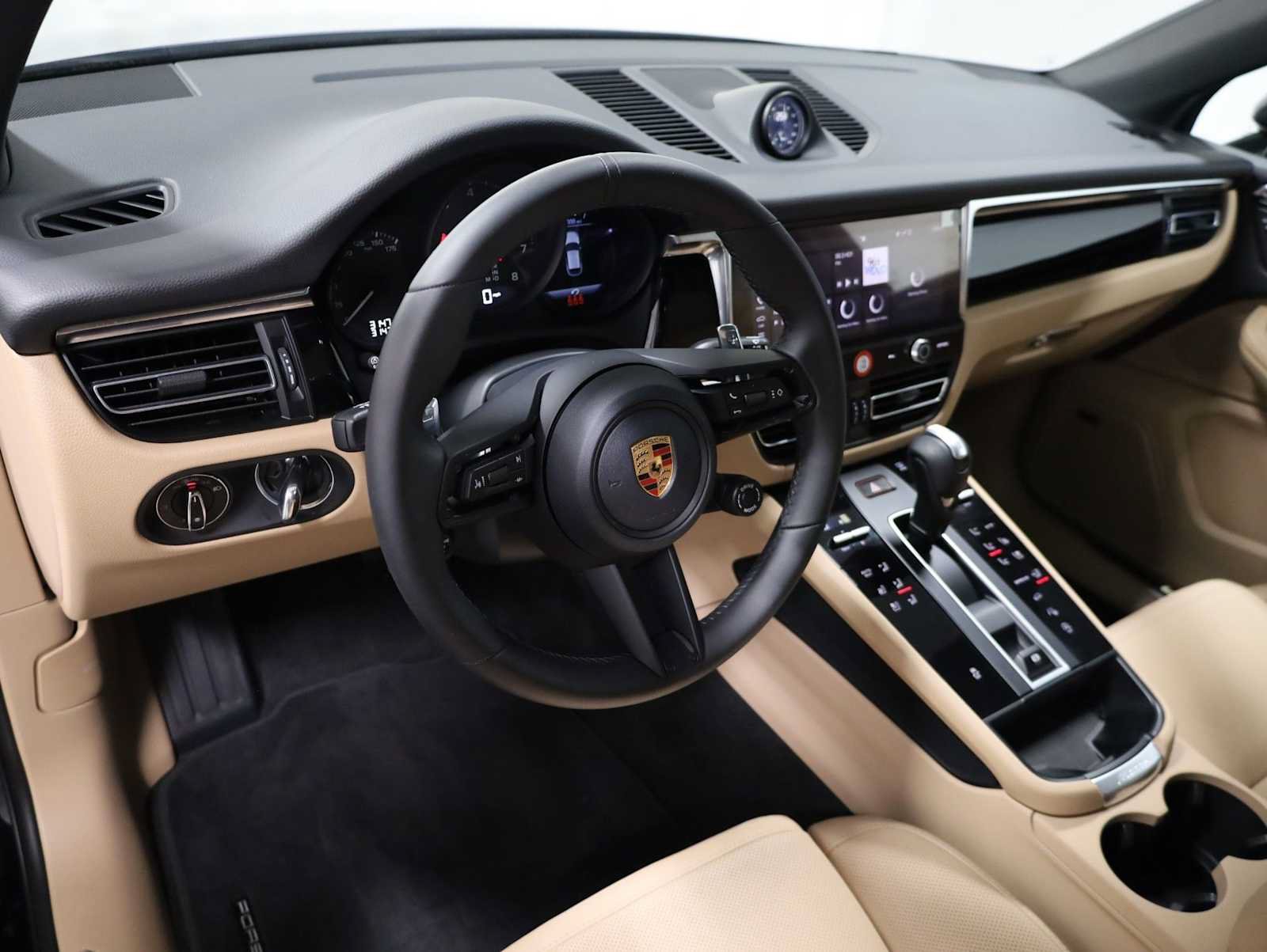 Certified 2026 Porsche Macan AWD/4WD image 4