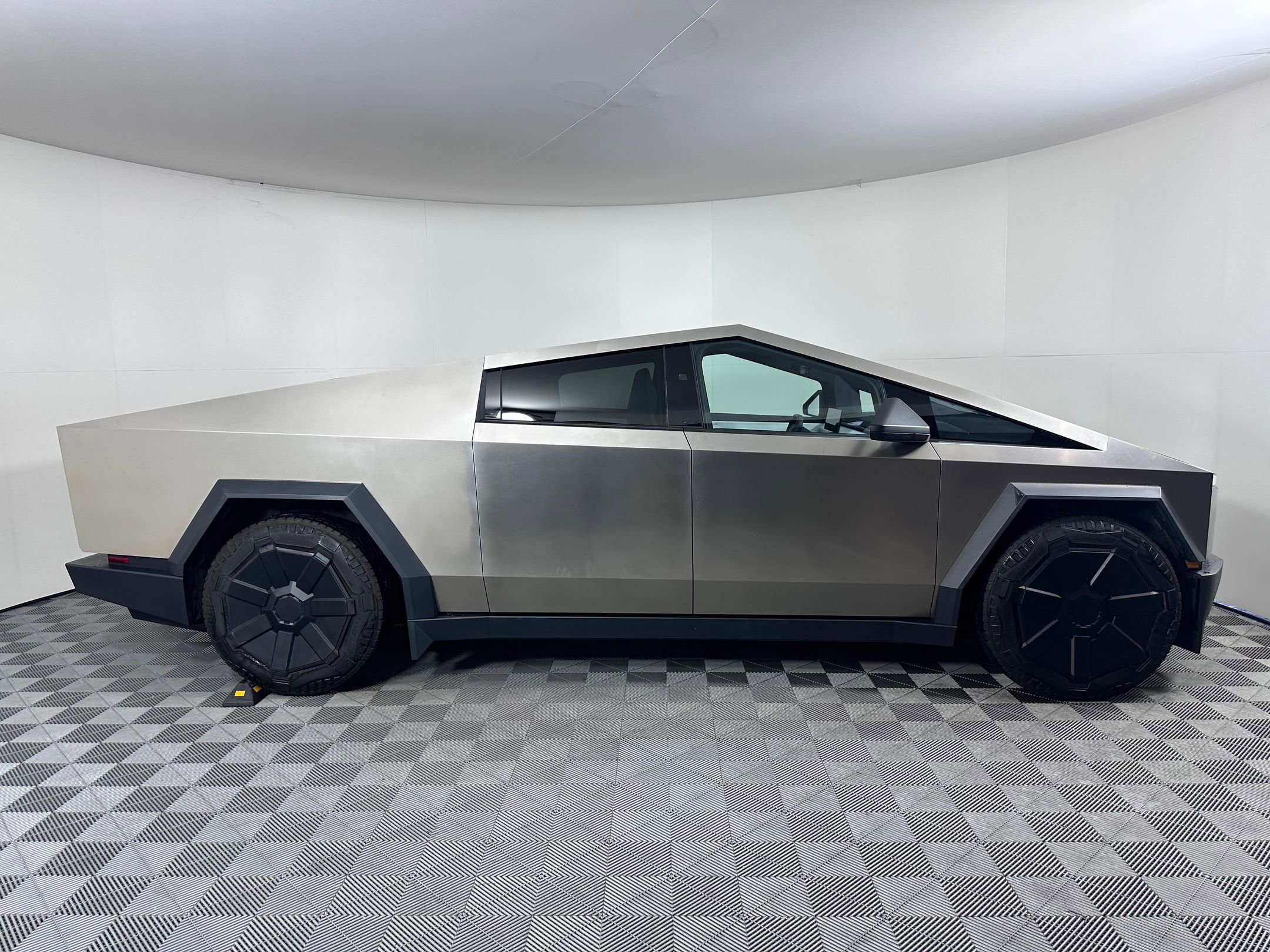 Used 2024 Tesla Cybertruck AWD Crew Cab image 7