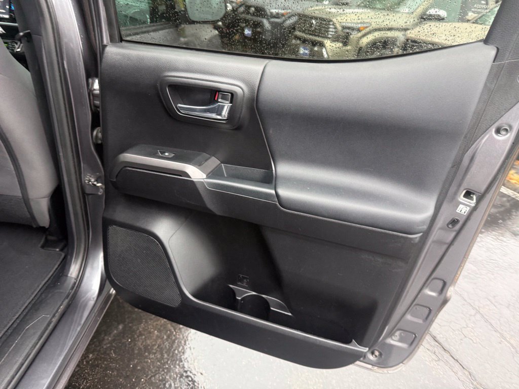 Used 2019 Toyota Tacoma TRD Off-Road AWD/4WD image 17