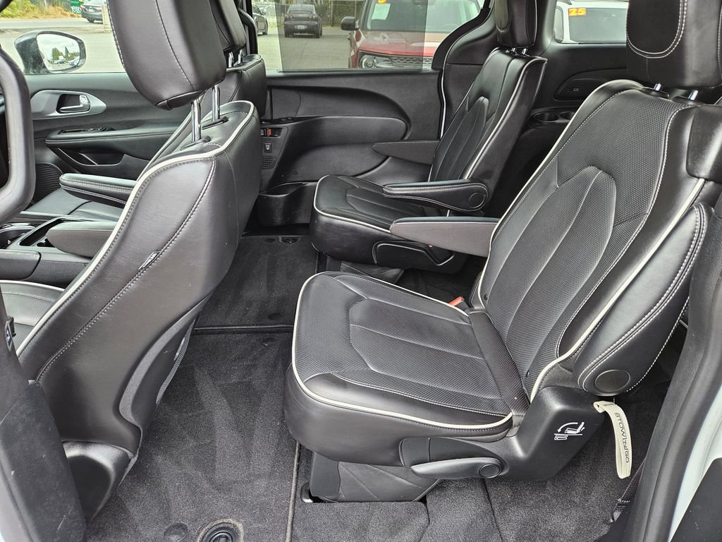 Used 2025 Chrysler Pacifica Limited FWD image 17