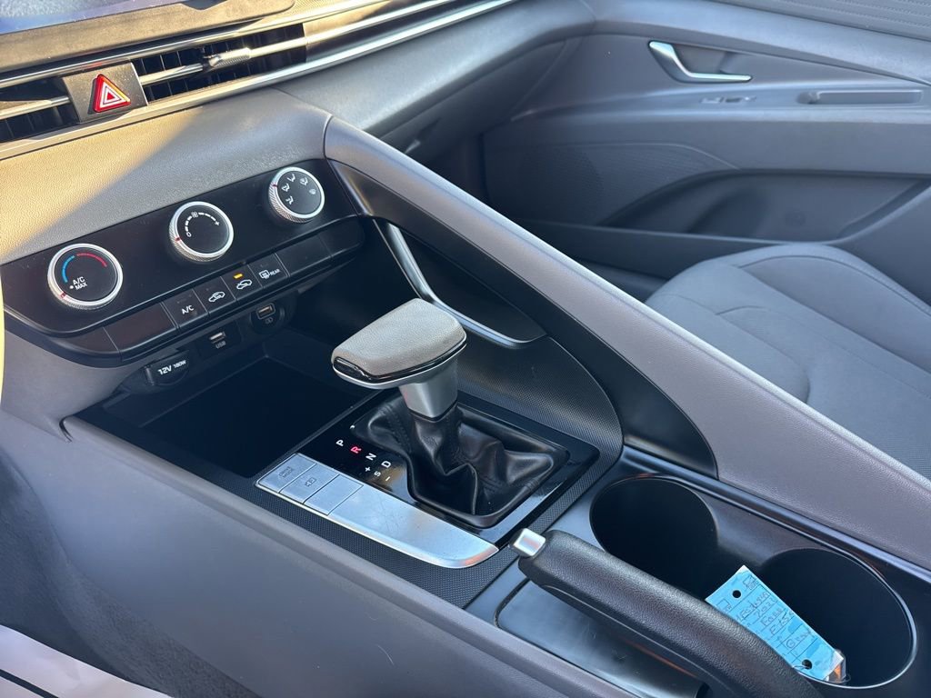 Used 2021 Hyundai Elantra SE image 20