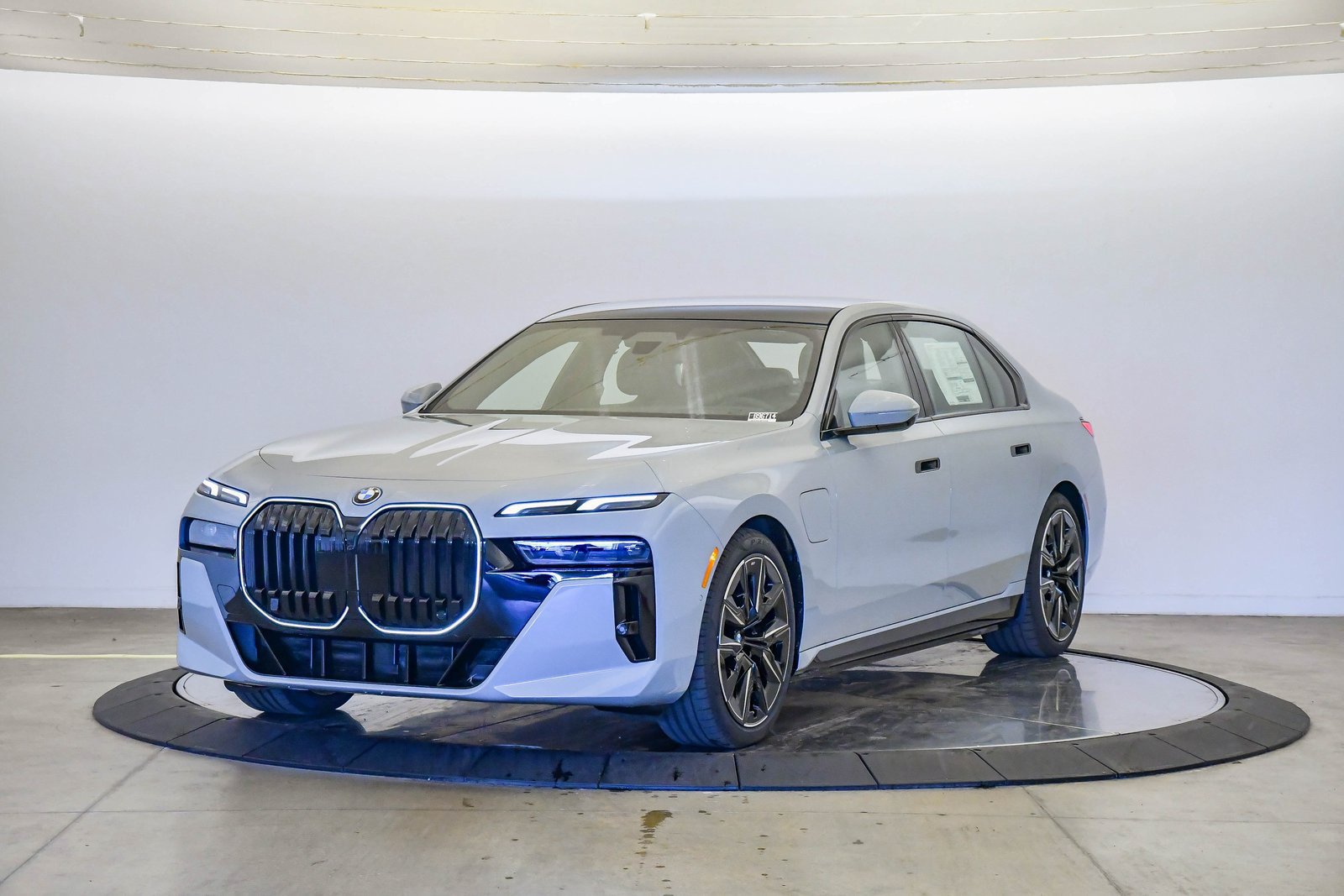 New 2026 BMW 750e xDrive
