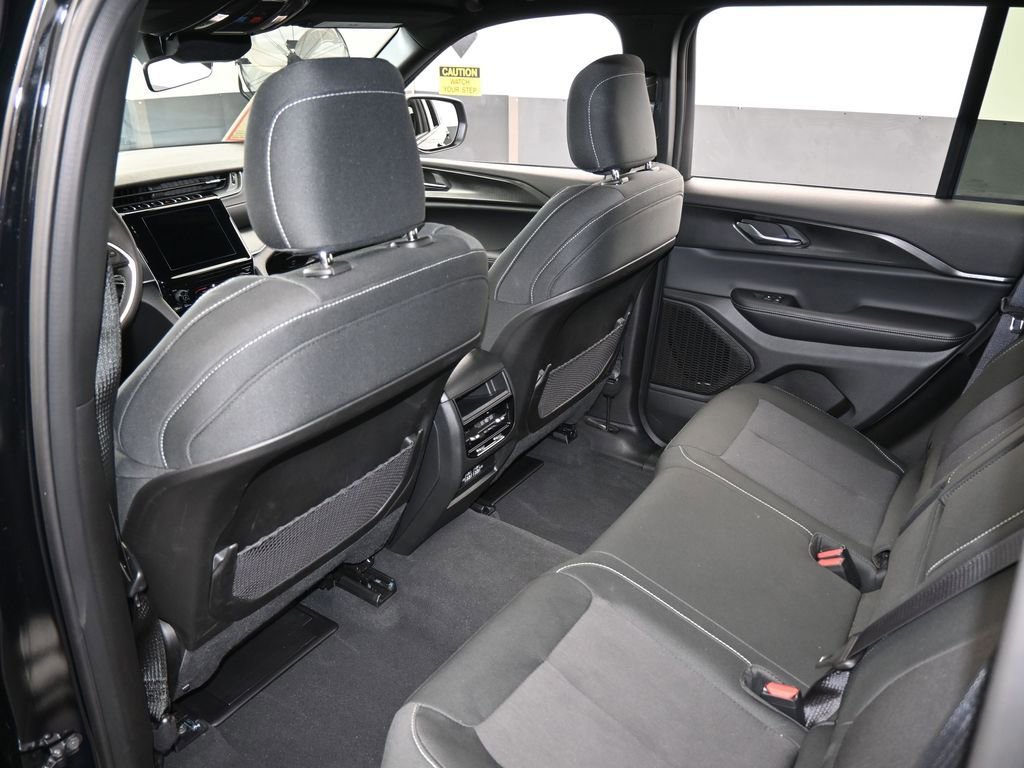 Used 2025 Jeep Grand Cherokee Laredo image 35