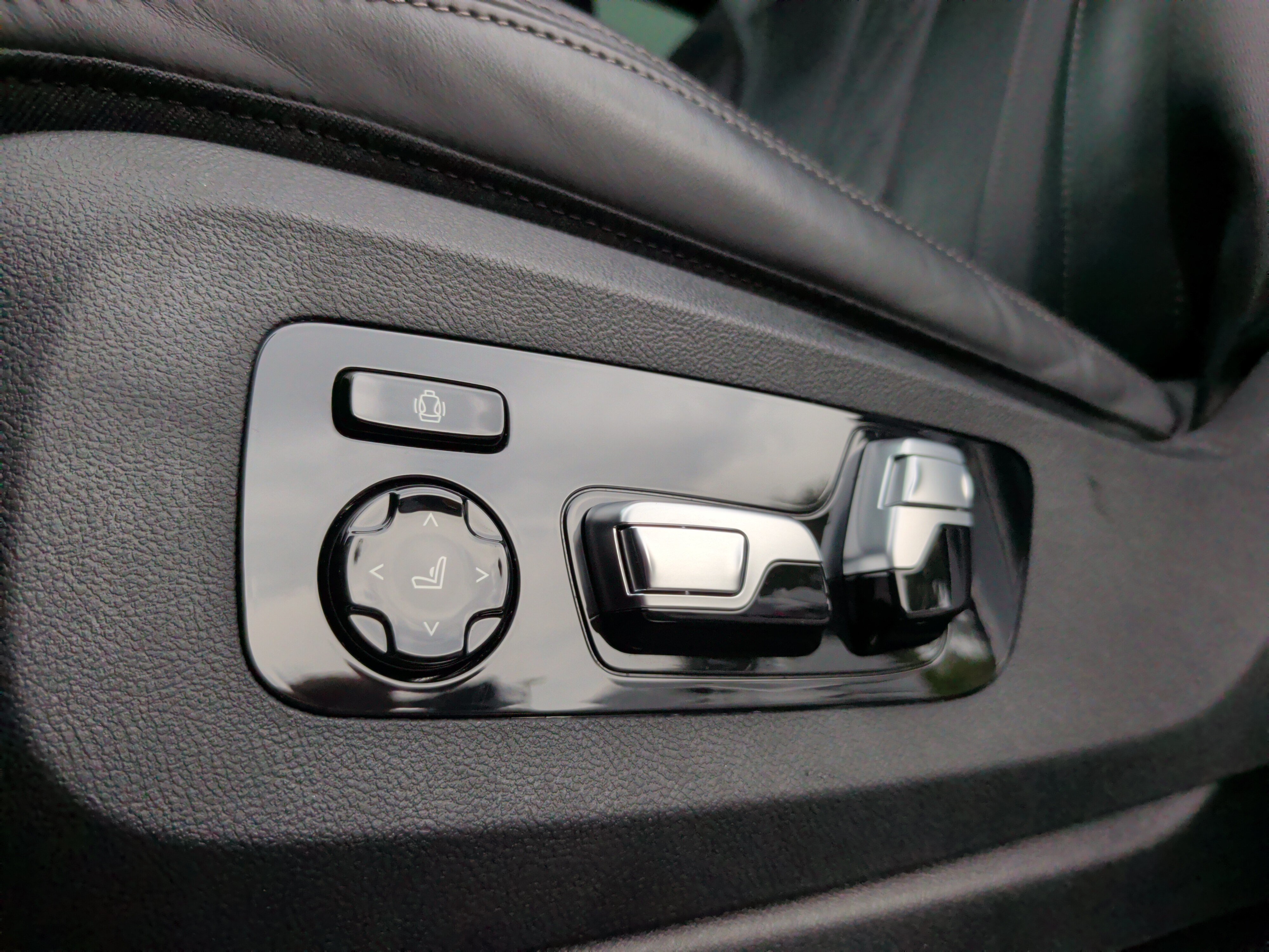 Certified 2024 BMW X6 M60i AWD/4WD image 28