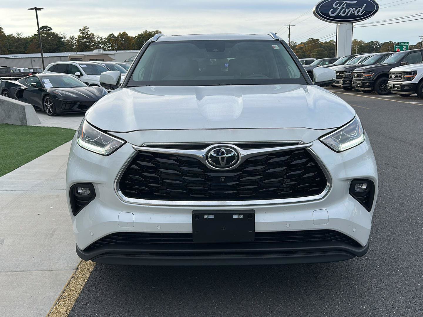 Used 2026 Toyota Highlander Limited AWD/4WD image 2