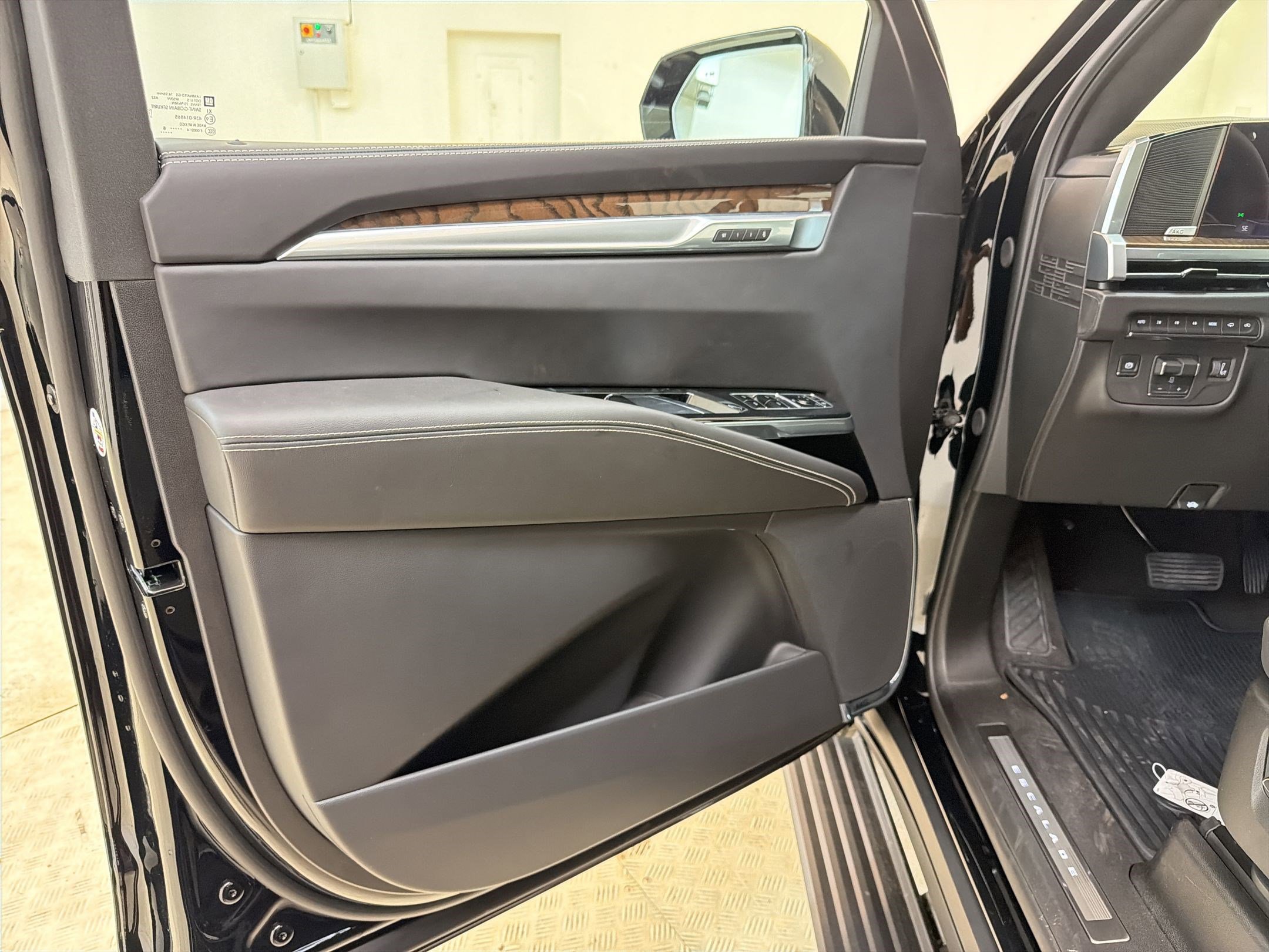 New 2026 Cadillac Escalade Platinum Sport w/ LPO, ONYX Package AWD/4WD image 19