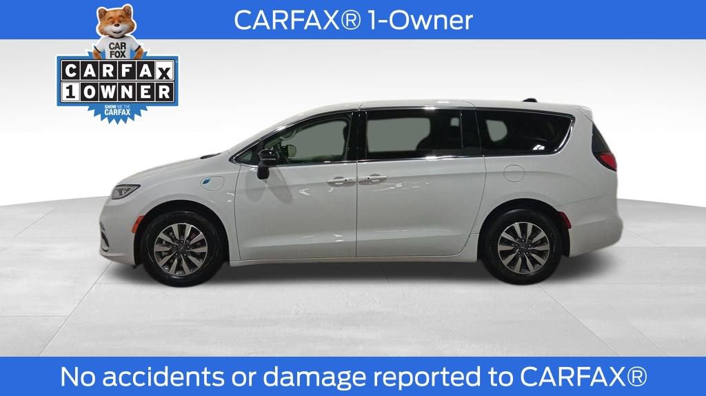 Used 2024 Chrysler Pacifica Select image 2