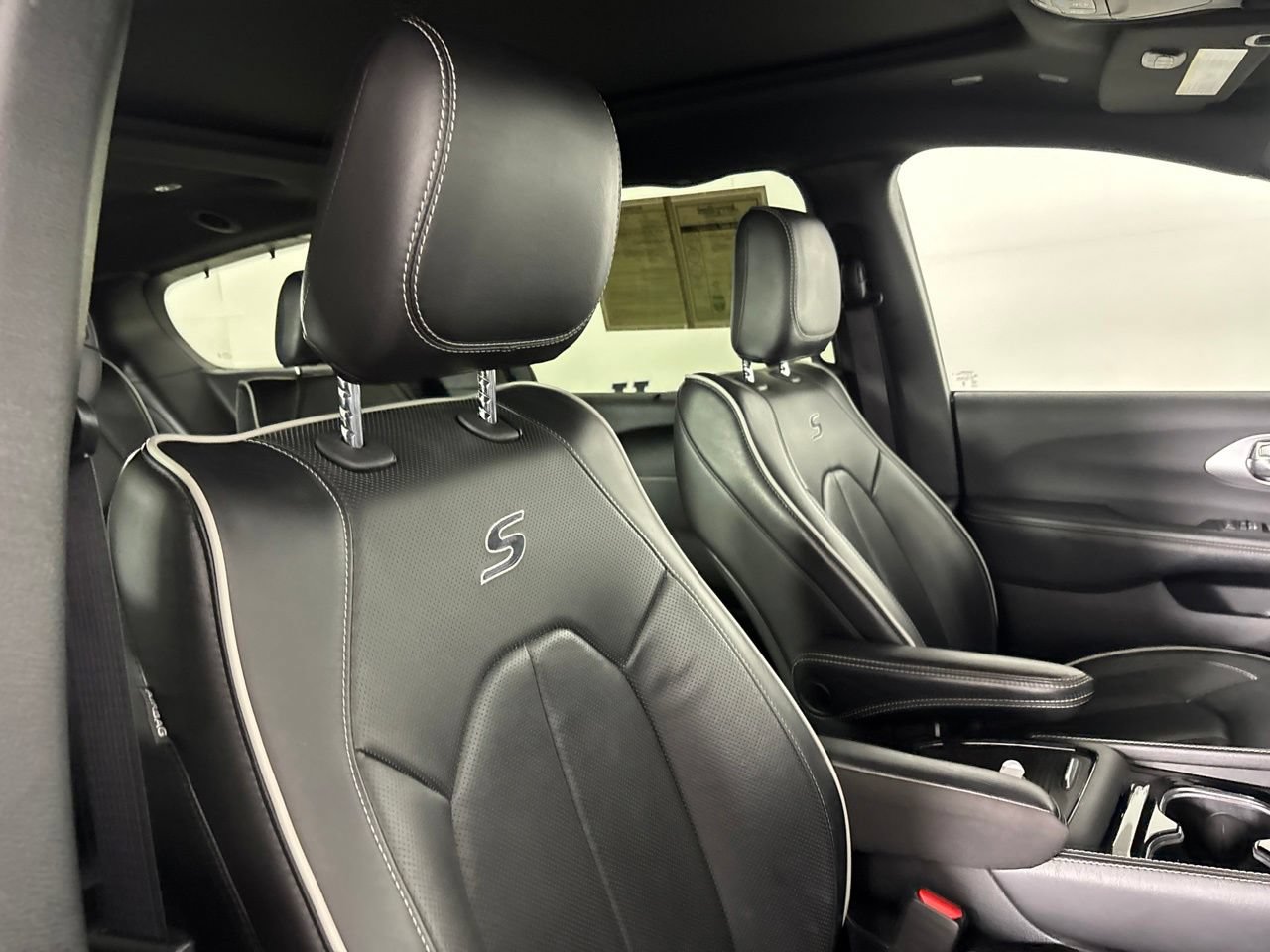 Used 2025 Chrysler Pacifica Limited FWD image 32